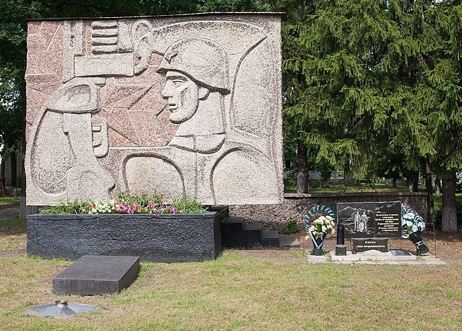 с. Косари Каменского р-на. Памятник, установленный на братской могиле советских воинов.