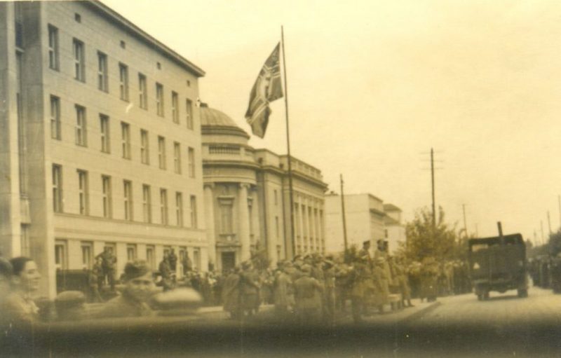Церемония вывода немецких войск из Бреста, передаваемого Красной Армии. На трибуне - немецкий генерал Хайнц Гудериан и советский комбриг Семён Кривошеин. 22 сентября 1939 года.