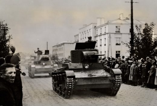 Торжественное прохождение военной техники на церемонии. 22 сентября 1939 года.