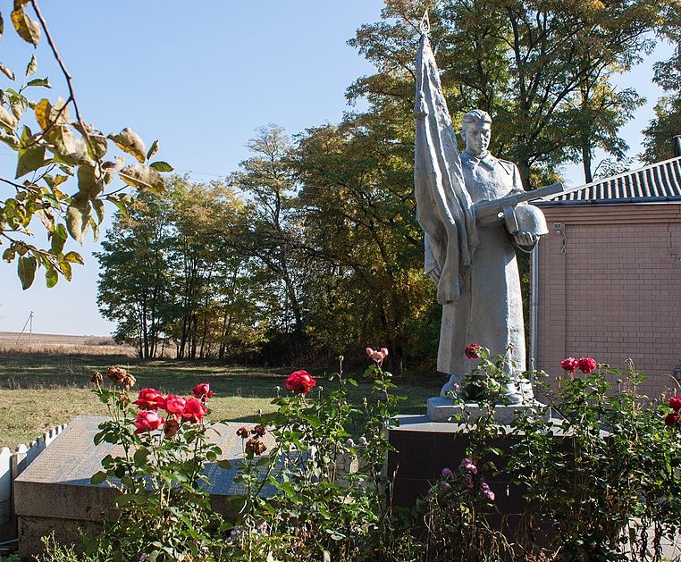 с. Добра Маньковского р-на. Памятник, установленный на братской могиле советских воинов. 