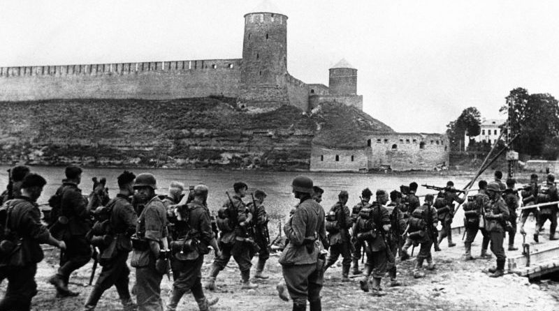 Немецкие войска занимают Нарву. 20 августа 1941 г. 