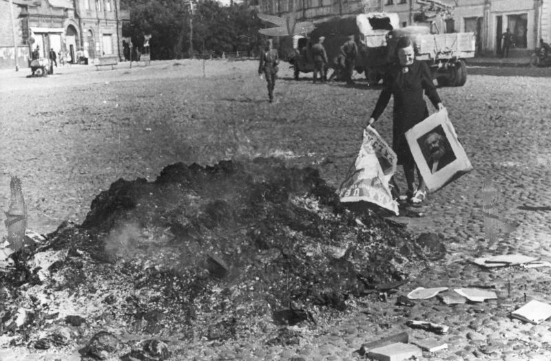 Сжигание советских плакатов и портретов на площади оккупированной немецкими войсками Нарвы. Август 1941 г. 