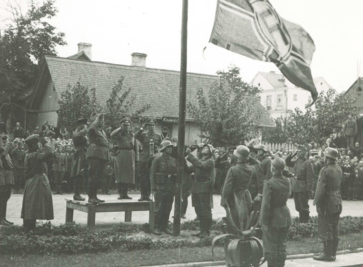 Гудериан и Кривошеин под нацистским флагом со свастикой. 22 сентября 1939 года.