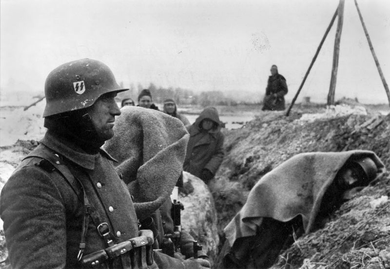 Солдаты войск СС в окопе под Нарвой. Февраль 1944 г. 