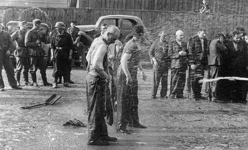 Пытки евреев водой во время погрома. 25-27 июня 1941 г.