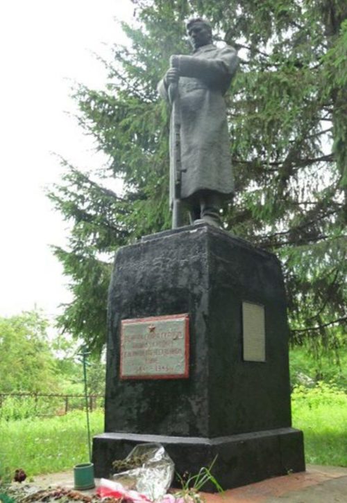 с. Райгород Каменского р-на. Памятник, установленный на братской могиле воинов, погибших в боях за село.