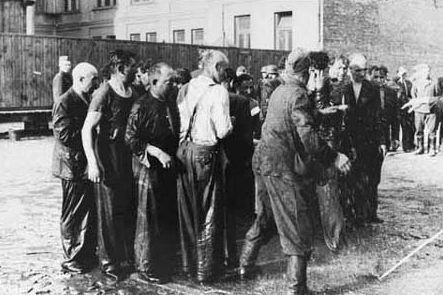 Пытки евреев водой во время погрома. 25-27 июня 1941 г.