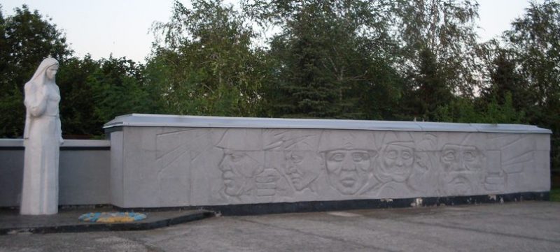 с. Майское Синельниковского р-на. Мемориал советским воинам.