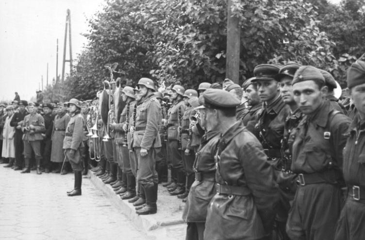Советские и немецкие войска на церемонии. 22 сентября 1939 года.