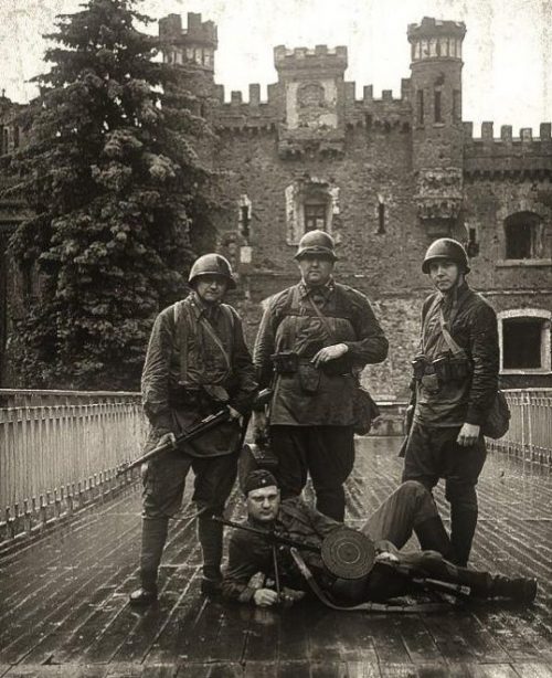 Коллективная фотография защитников Брестской крепости накануне войны. 1941 г.