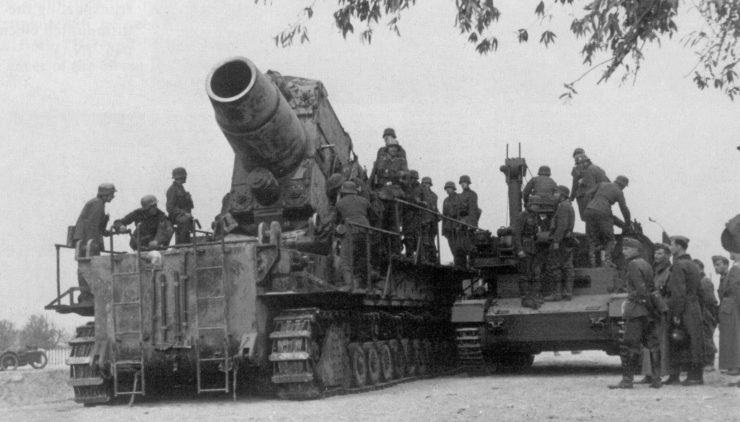 Артиллеристы вермахта готовят к выстрелу 600-мм мортиру «Карл» в районе Бреста. 1941 г.
