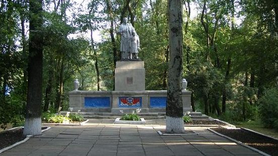 с. Раевка Синельниковского р-на. Памятник, установленный на братской могиле, в которой похоронено 12 воинов, погибших в боях за село. 