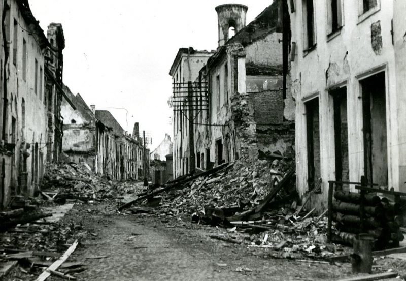 Разрушения в городе. 1944 г.