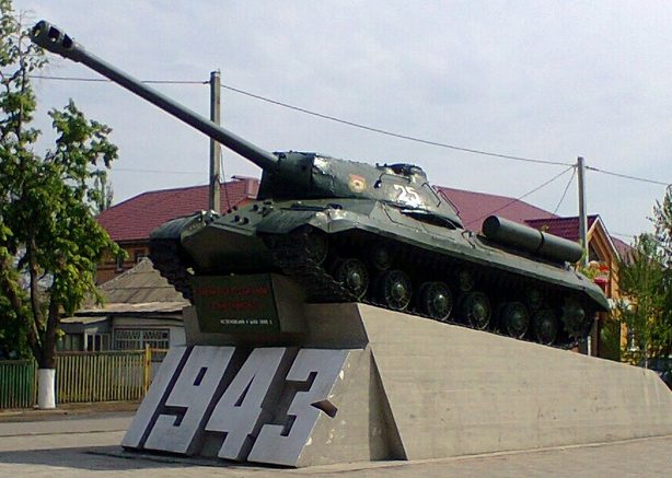 г. Синельниково. Памятник танкистам 25-го танкового корпуса, освобождавшего город.