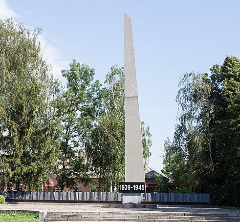 с. Староселье Городищенского р-на. Мемориал, установленный в честь советских воинов и односельчан.