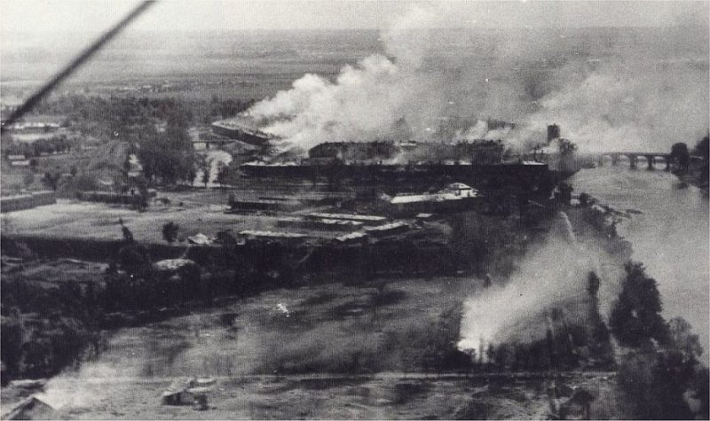Вид с воздуха на Брестскую крепость во время артналета. 1941 г.