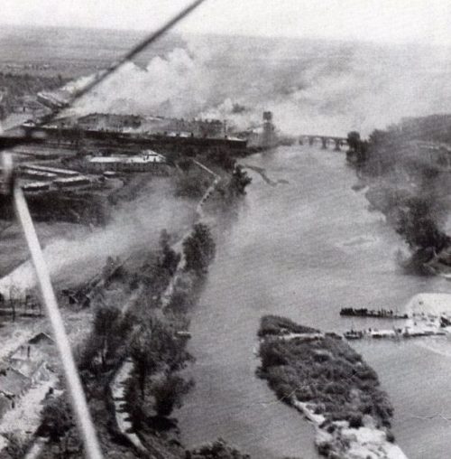 Вид с воздуха на Брестскую крепость во время артналета. 1941 г.