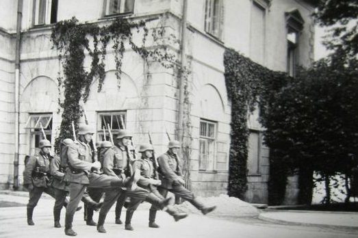 Немецкий патруль в городе. 1942 г.