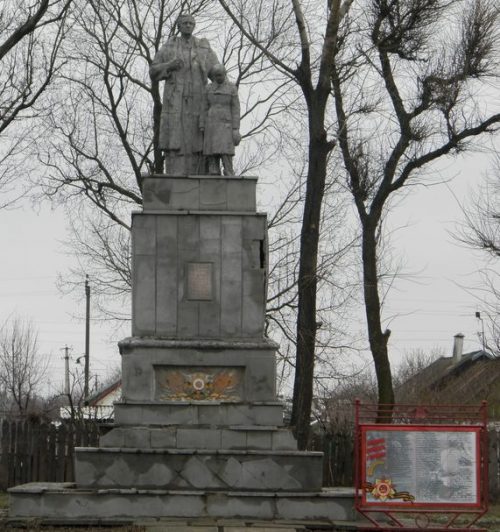 г. Синельниково. Памятник, установленный на братской могиле, в которой похоронено 80 советских воинов, в т.ч. 17 неизвестных.