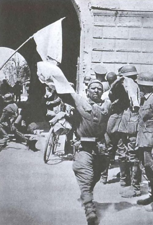 Красноармейцы капитулируют в Брестской крепости. 1941 г.