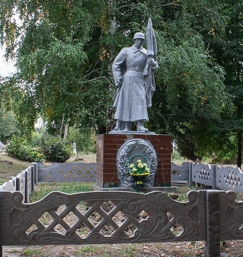 с. Харьковка Маньковского р-на. Памятник, установленный на братской могиле советских воинов.