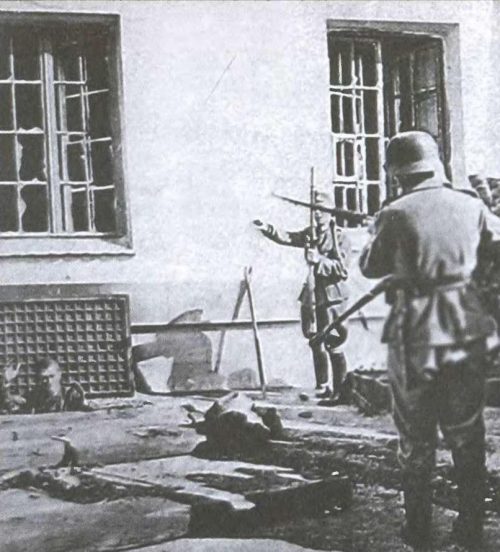 Красноармейцы капитулируют в Брестской крепости. 1941 г.