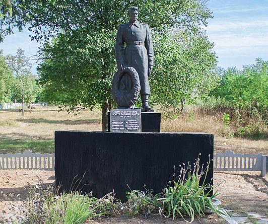 с. Черная Каменка Маньковского р-на. Памятник, установленный на братской могиле советских воинов.