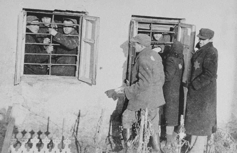 Посетители у тюрьмы Ковенского гетто. 1943 г.