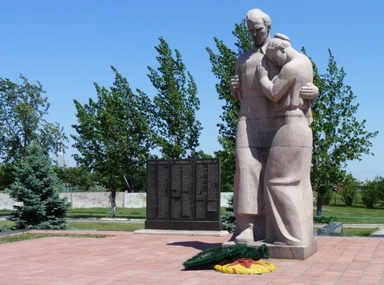 г. Терновка. Монумент воинам освободителям на улице Игоря Петрова, открытый в 2004 году.