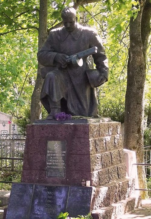 г. Канев. Памятник, установленный на братской могиле воинов, погибших при освобождении города.