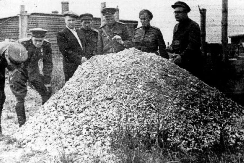 Советские офицеры у кучи праха узников концлагеря Майданек. Июль 1944 г.