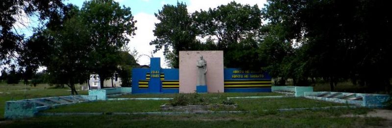 п. Славгород Синельниковского р-на. Мемориал, установленный на братской могиле воинов-освободителей в центре поселка.