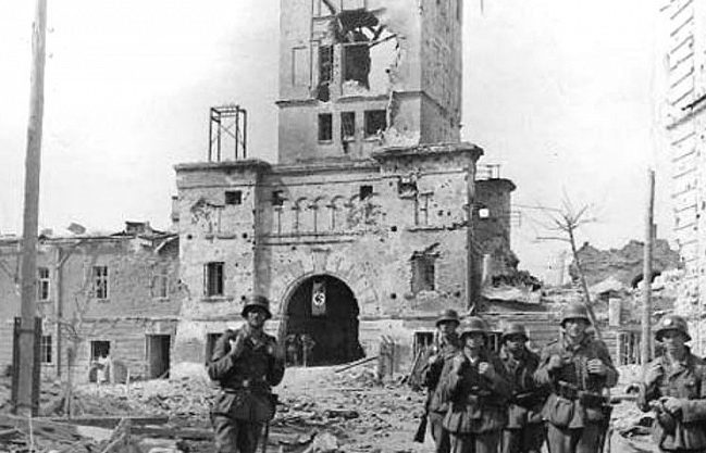 Немецкие солдаты на развалинах Брестской крепости. 1941 г. 
