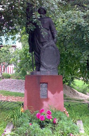 г. Канев. Памятник, установленный на братской могиле воинов, погибших при освобождении города. 