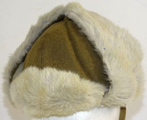 Зимняя меховая шапка из меха кролика.