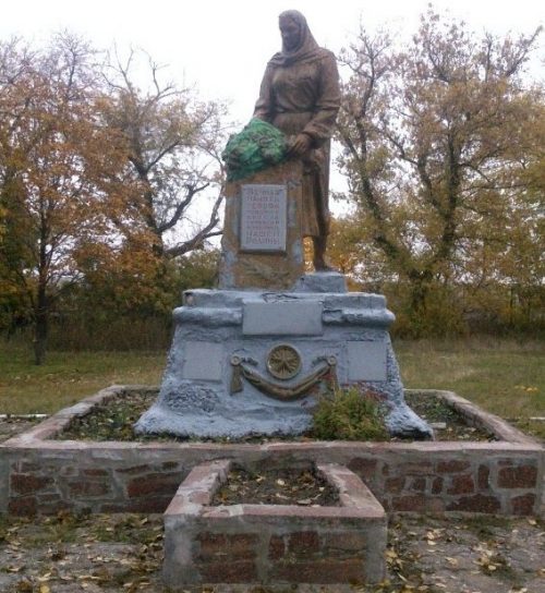 с. Старолозоватка Синельниковского р-на. Братская могила воинов, погибших в боях за село.