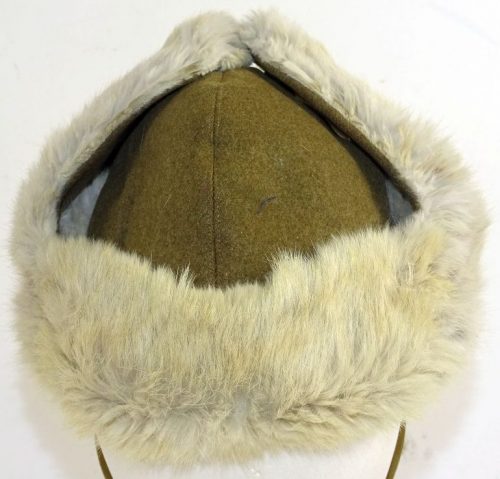 Зимняя меховая шапка из меха кролика.