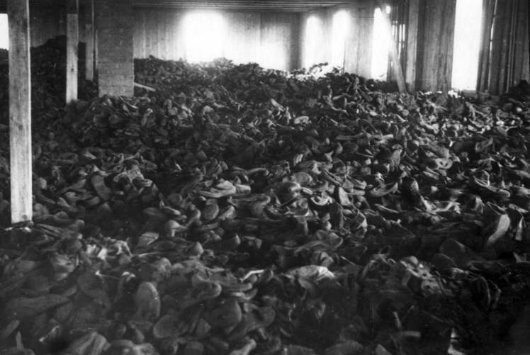 Обувь казненных узников в Майданеке. Июль 1944 г.