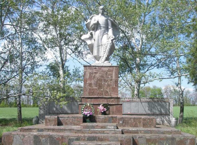 с. Любимовка Томаковского р-на. Памятник, установленный на братской могиле, в которой похоронено 700 советских воинов.