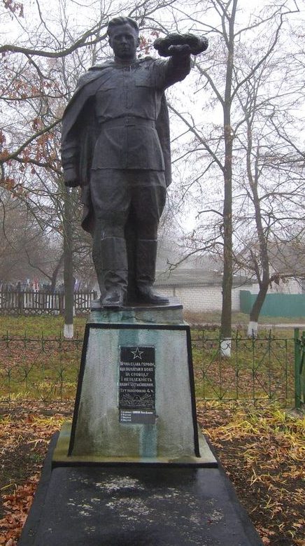 с. Кононча Каневского р-на. Памятник, установленный на братской могиле воинов, погибших в боях за село.