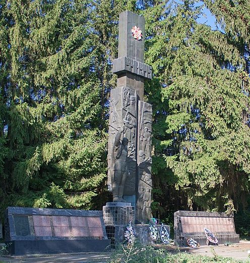 с. Ивахны Монастырищенского р-на. Памятник, установленный на братской могиле советских воинов.