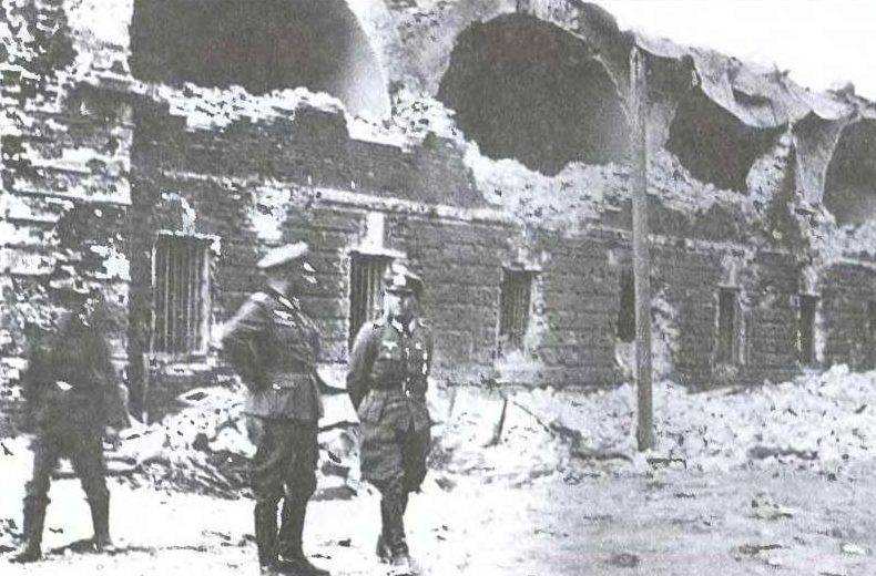 Немецкие солдаты на развалинах Брестской крепости. 1941 г. 
