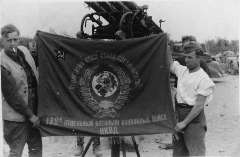 Захваченное немцами знамя 132-го батальона конвойных войск НКВД. 1941 г.