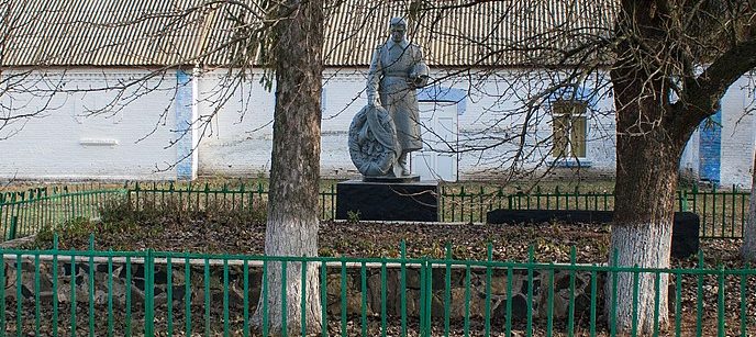с. Княжики Монастырищенского р-на. Памятник, установленный на братской могиле советских воинов.