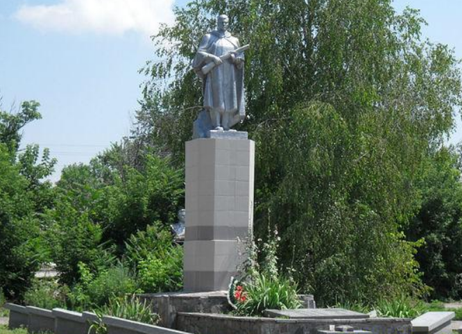 с. Новокиевка Томаковского р-на. Братская могила советских воинов.