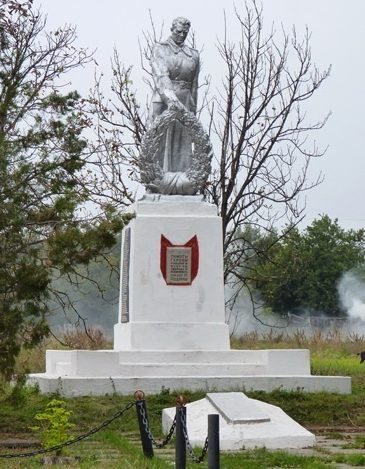 с. Александрополь Солонянского р-на. Памятник, установленный на братской могиле воинов, погибших в боях за село.