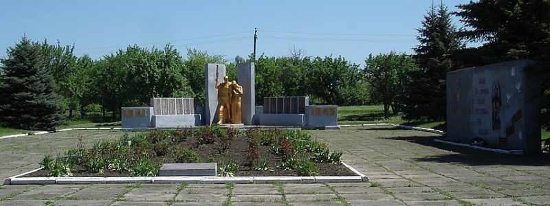 с. Преображенка Томаковского р-на. Мемориал, установленный на братской могиле советских воинов.