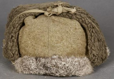 Зимняя шапка с искусственного меха с козырьком из меха кролика.