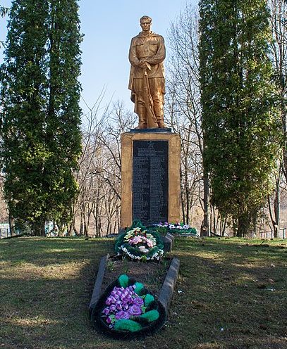 с. Княжеская Криница Монастырищенского р-на. Памятник, установленный на братской могиле советских воинов.