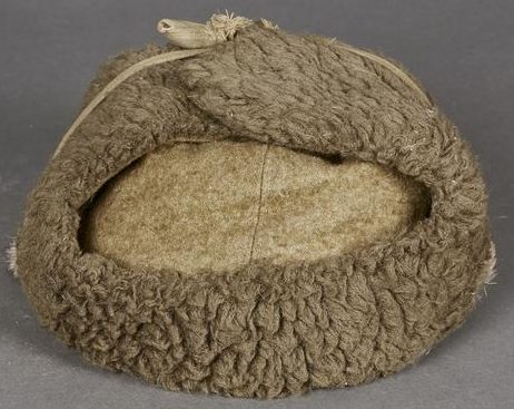 Зимняя шапка с искусственного меха с козырьком из меха кролика.
